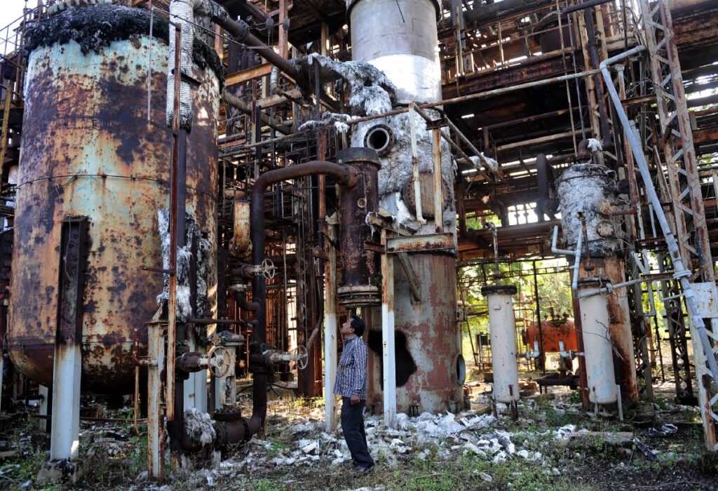 Union Carbide pesticide plant leaks 45 tons of methyl isocyanate in Bhopal, India